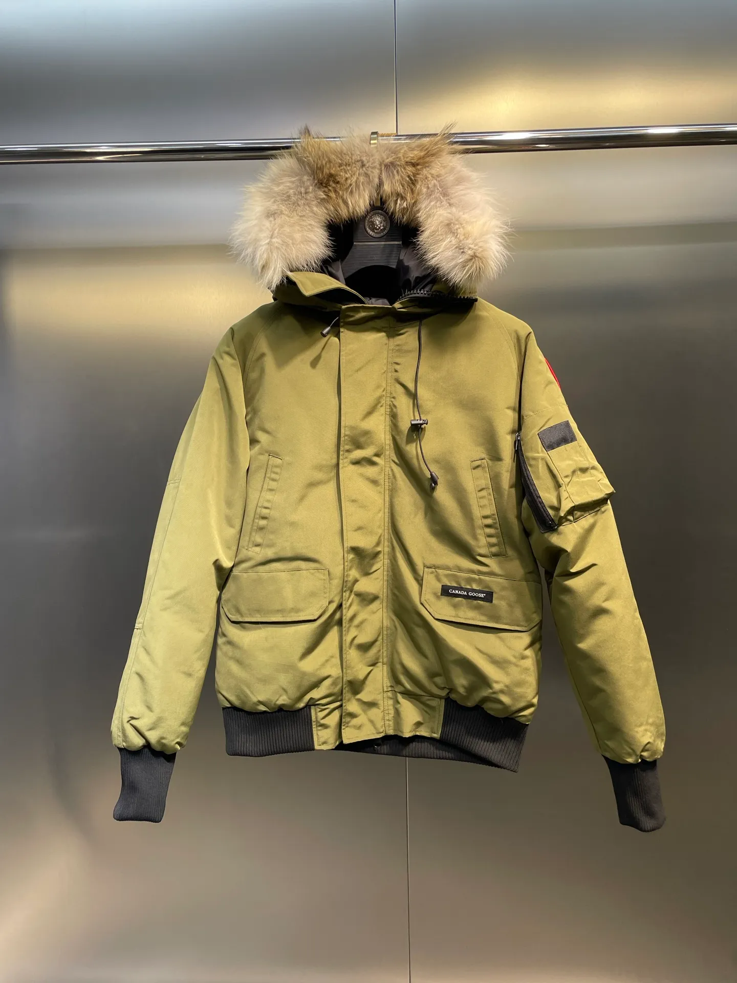 P780 high-end version Canada Goose Canada Goose #Chilliwack 7999M bomber jacket short down jacket/01 model #Men and Women Same Style# ➖ Genuine synchronous anti-counterfeiting chip sensor! ➖ Imported 21S polyester-cotton blended original fabric [last year’s 16S/18S hard fabrics have been completely eliminated, this year all use 21S genuine synchronous fabrics, the soft mid-strap feels delicate and textured], genuine synchronous Feather-Light 10D waterproof coating fabric, made of 84.5 polyester fiber and 15.5 cotton, 100% the best feel in the entire network! ➖ The genuine official website is synchronized with the national standard 80 white duck down, you can check the official website customer service, there will never be a series of misleading claims such as 90 down or goose down! ➖ Using the best nylon lining with double double-layer sealing design, velvet-proof No. 7 needle + grid-filled down ready-made garments, there is 100% no so-called velvet running! ➖ The cuffs are designed with thickened seamless threads, and the collar and pockets are lined with top-quality polar fleece to keep you warm and comfortable! ➖ Yoshida YKK provides original custom-made electroplated sliders. YKK two-way lockable zippers are tight and smooth and will not peel off paint! ➖ 3M composite guarantees that the Velcro is the same as the original, durable, and all accessories and hardware are custom-made! ➖ Imported BEHRINGER embroidery machine to customize the 10,000-needle embroidery logo, 98% of which can be reproduced to restore the original logo. You can check and compare on the official website! ➖ The fur collars are all made of large pieces of Western Canadian blue wolf hide, ensuring that each fur collar is 13-15cm wide!   Size:XS-XXL